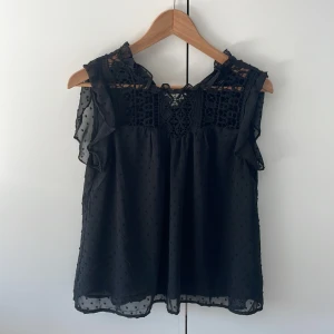 Blus! - Svart blus från Shein, köpt för länge sen och använd 1 gång! Storlek S/36 🤗