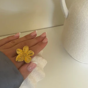 Superfin blom ring!  - Superfin justerbar blom ring, guld belagd, köpt på Uf företag men minns ej vilket, använd men fint skick, tappat färg på undersidan (se sista bilden) men inget som syns när man bär ringen🩷