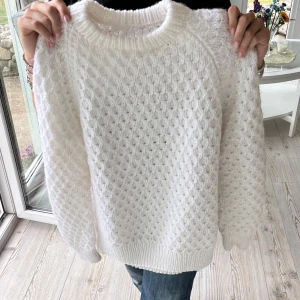 Vit stickad tröja - Säljer en supermysig vit stickad tröja med ett snyggt mönster. Perfekt för hösten och vintern! Den är jättemysig och varm! Säljer pga att jag måste rensa 💞