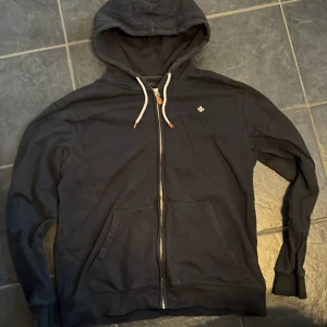 Zip hoodie - Morris zip hoodie i storlek M använd men är ändå i fint skick inga skador 