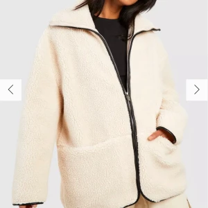 Teddyjacka - Vit/Beige teddyjacka från Boohoo. Storlek M, jag är 170cm. Helt oanvänd med prislappen kvar, då jag beställde fel storlek. Nypris 884kr.