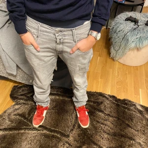 Replay jeans - Säljer dessa tvärfeta replay jeans som är perfekta nu till hösten. Inga deffekter utom att replay märket på höger bakficka har lossnat, annars är dem imprencip nya. Sköna och stretchiga