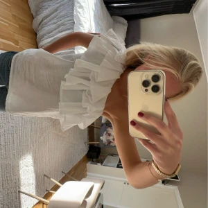 Vit topp - Säljer denna super söta blusen i superfint skick💞💞 Den går att ha på två sätt som ni ser på bilderna💞💞säljer även toppen i svart! 