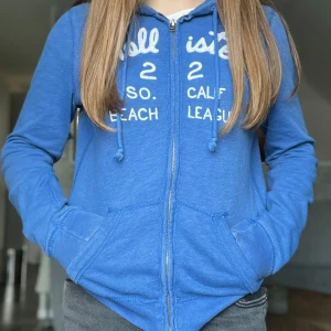 Hollister tröja😍 - Snygg vintage hollister tröja, använd fåtal gånger, passar både xs-m💗