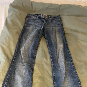Lågmidjade jeans  - Mörklblå jättesnygga Lågmidjade jeans strl S, skriv för mer information mått osv. Pris kan diskuteras! ❣️