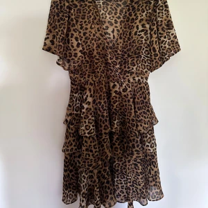 Leopardklänning  - Nästan helt ny använd fåtal gånger 