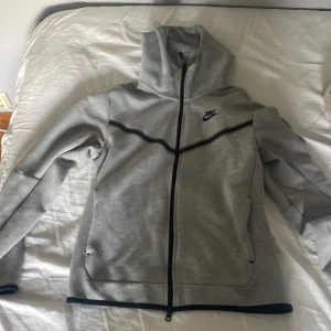 Nike tech  - Nike tech i storlek S det är bra skick på den skulle säga 9/10 köpte den för 600 av någon på plick