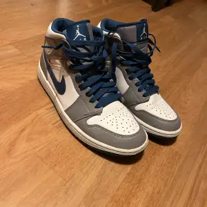 Hej, säljer ett par näst intill nya Nike jordans ”True blue” har använts 2 gånger och är i 10/10 skick. Inga veck eller liknande och nypris är 2499-