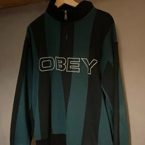 OBEY sweatshirt  - Väldigt fint skick men samlar bara damm. Gömda fickor på sidan av tröjan!  Tar gärna emot bud!