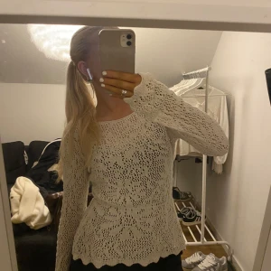 Söt tröja med mönster stickad - Nyskick  Krämvit