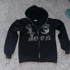 Aim for the moon zip hoodie. Hoodien är i nyskick utan fläckar. Men däremot så har den tappat många svarta rhinestones av någon anledning men efter som att hoodien också är svart syns inte det på långt håll . Nypris 800kr mitt pris 299kr