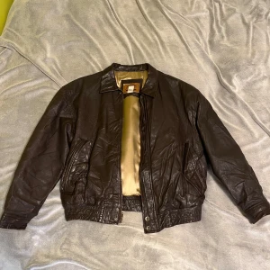 Läderjacka  - Läderjacka storlek L men passar för M. Finns skrynklor. Köpt på Beyond Retro. Pris kan diskuteras. 