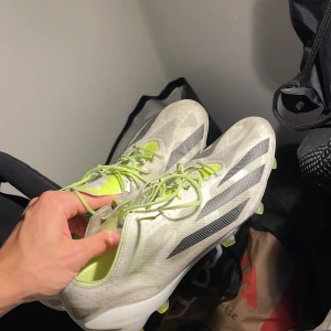 Adidas fotbollsskor  - Säljer dessa storlek 42,5 i bra skick 