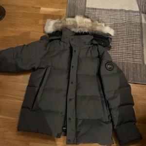 Canada goose jacka XL - Nästan helt oanvänd, behöver få sålt den!