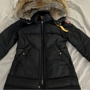 Kvinnlig parajumper jacka - Det är en svart parajumper jacka i storlek M aldrig använt bara på bilderna och prislappen är kvar 