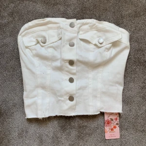 Vit jeans topp  - Säljer en helt ny vit jeans topp med prislappen kvar. Fickorna på brösten är fejk 🙂