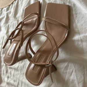 Klackar från Topshop - Helt oanvända klackar från Topshop i storlek 39.