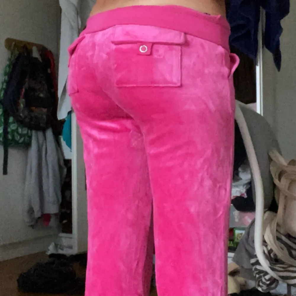 helt nya juicy byxor, low waist och går att vika ner. Super söta🥰 pris går att diskutera ❤️. Jeans & Byxor.