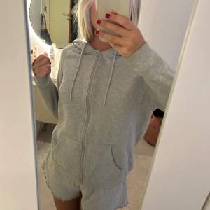 Grå zip-hoodie från primark. Säljer pga att jag inte får använding av den längre❤️❤️