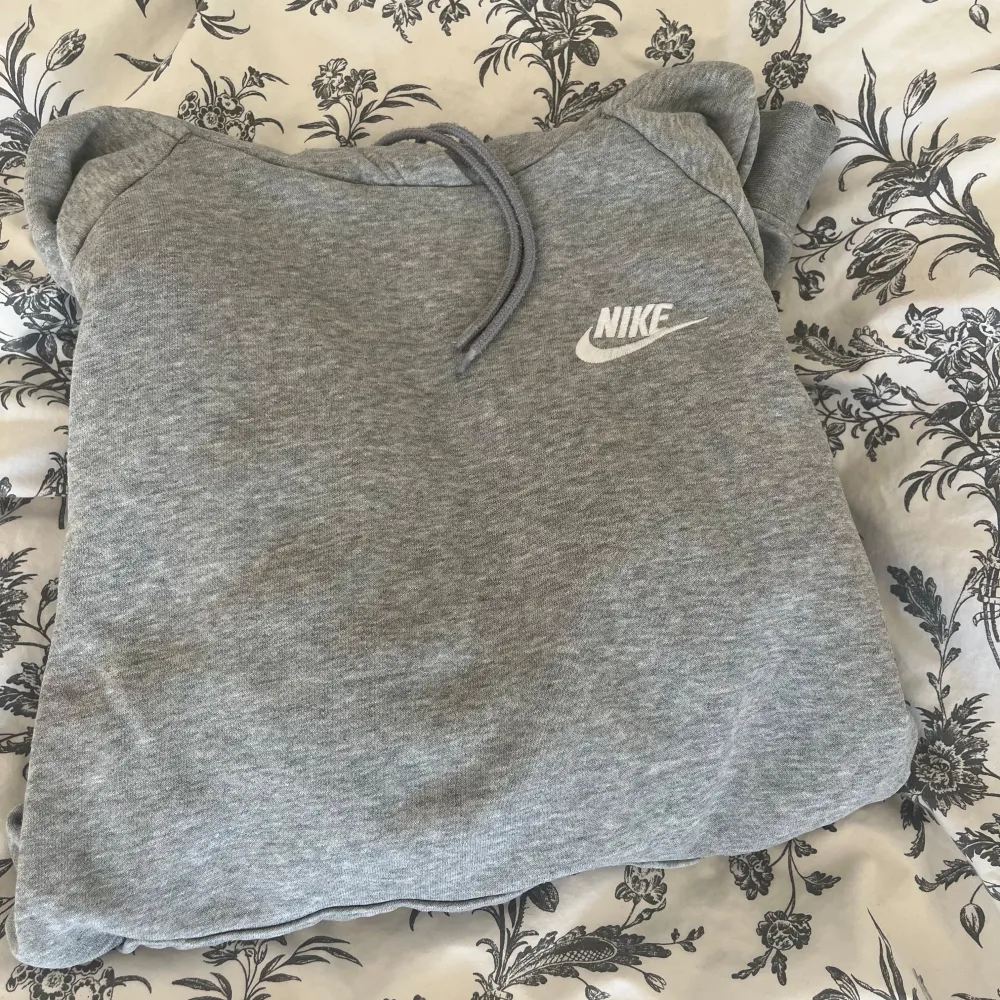 Säljer denna snygga Nike hoodie! Skriv för frågor elr fler bilder😇. Hoodies.