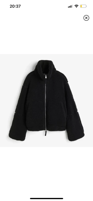 Hm teddyjacka - Intressekoll på min super fina gosiga teddyjacka. Vill sälja på grund av att jag vill ha en annan jacka i år. Inga skador