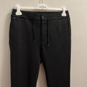 Rose and born byxor  - Säljer ett par sköna brallor från Rose and born. Ny priset är 3,000kr så väldigt fina byxor. Tveka inte på att höra av er vid flera frågor 