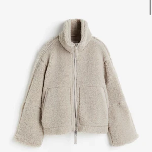 Teddyjacka från hm  - Intresse koll på min teddy jacka från hm i storlek xs, slutsålt på hemsidan! 