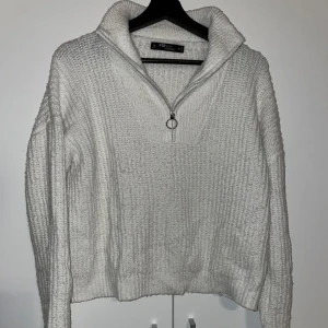Stickad ziptröja - Vit stickad tröja med dragkedja. Tröjan är från New Yorker och är i storlek M🤍