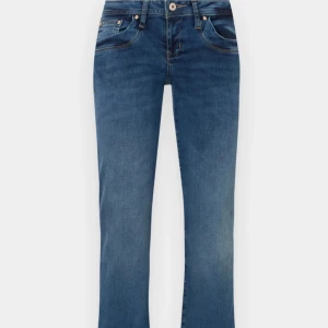 low waist ltb jeans - säljer fina low waist blå ltb jeans, endast använda en gång, men säljer då de är aldeles för stora. De är i nytt skick. Passar någon som är lite längre! Skriv privat för egna bilder❣️