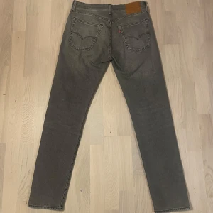 Levis jeans 502 Tapered - Snygga gråa Levis jeans i modellen 502 Tapered-fit. Jeansen är i nyskick och har bara testats, ej använts. Skick 10/10! Nypris 1199kr. Storleken är W32 L34. De passar bra till alla outfits, rekommenderar starkt! Hör av er vid frågor eller om ni vill se bild på passform!🔥🤝