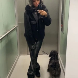 Kappa från chelsea - Säljer en kappa från chelsea som liknar meotine kappan! nypris är 1,200kr storleken är one-size men skulle säga att de är strl S/M skriv för frågor❤️