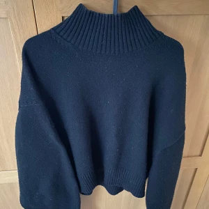 Stickad tröja - Stickad tröja med halvpolokrage från H&M