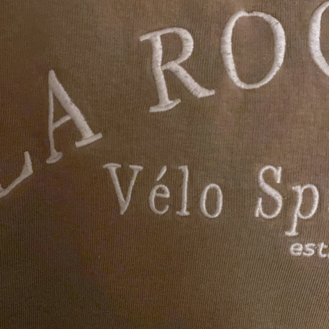 brun tjocktröja med text - 2