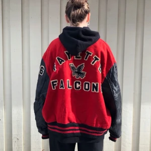 Vintage oversized varsityjacka - Säljer en vintage oversized varsity jacket pga flytt. Storlek 50 herrstorlek vilket motsvarar L. Jackan är vintage så skicket är okej men det finns små skavanker (gör jackan snyggare imo) 🖤