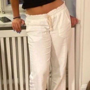 Roxy linnebyxor - Jag säljer mina linnebyxor för att de är för korta för mig som är 173, de är i jättefint skick men jag sprätt upp tråden längst ned på byxorna (kolla bild 3 och 4). 