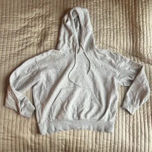 Weekday Hoodie  - Fint skick, har en liten fläck på fickan (se bild 2, märks knappt!)