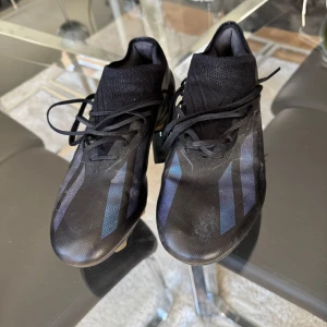 Adidas x speedflow - Säljer ett par adidas x speedflow i mycket bra skick. Är använd under 1 månads tid och är i mycket fint skick i dubbarna och skon.