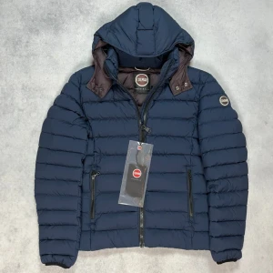 Colmar down jacket (Helt ny) - – Condition: 10/10, brand new with tags  – Retail price: 5500 + SEK  The model is 185 cm tall