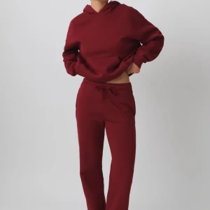 Vinröd hoodie och byxa - Säljer en stilren vinröd hoodie och byxa från ginatricot. Använt max 5 gånger! Byxan är i S och hoodien är i xs. 