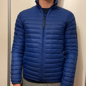 Peak Performance jacka - En fin vårig Peak-jacka som tyvärr blivit för liten i min smak. Jag är relativt bred över axlarna och armvidd, är 183cm. Den är superskön och lätt att bara slänga på sig. Kom gärna med meddelande vid funderingar😊