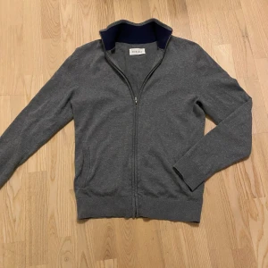 Grå kofta Pier One S - Grå kofta i storlek S använd ett par gånger men är fortfarande i bra skick 
