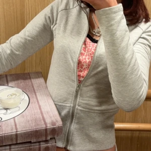 Grå hoodie med dragkedja - as skön kofta från nelly 