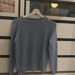 Blå tröja från ONLY - Säljer en stilren blå tröja från ONLY. Tröjan har en klassisk design med långa ärmar och ribbade kanter vid ärmslut och nederkant. Perfekt för en avslappnad look.