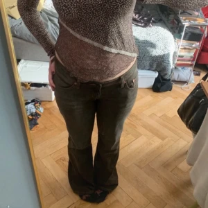 Bruna bootcut jeans - Otroligt snygga nyköpta lowwaist bootcut jeans från weekday, använda endast 2 gånger och som nya! Den bruna färgen är lite dov brun och SJUKT snygg. Tyvärr är dessa lite för små för mig så säljer. Modellen heter ”Nova low slim bootcut jeans”. Storlek L.   Exakta mått: Midja: 45cm (tänk på att dom sitter väldigt lågt) Lårbredd:24cm längd: 104cm  25 cm vida mätta längst ner. 