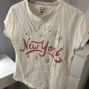 Tommy Hilfiger T-shirt  - Tommy Hilfiger T-shirt i mycket fint skick. Tröjan är lite skrynklig men går absolut att stryka, storlek S
