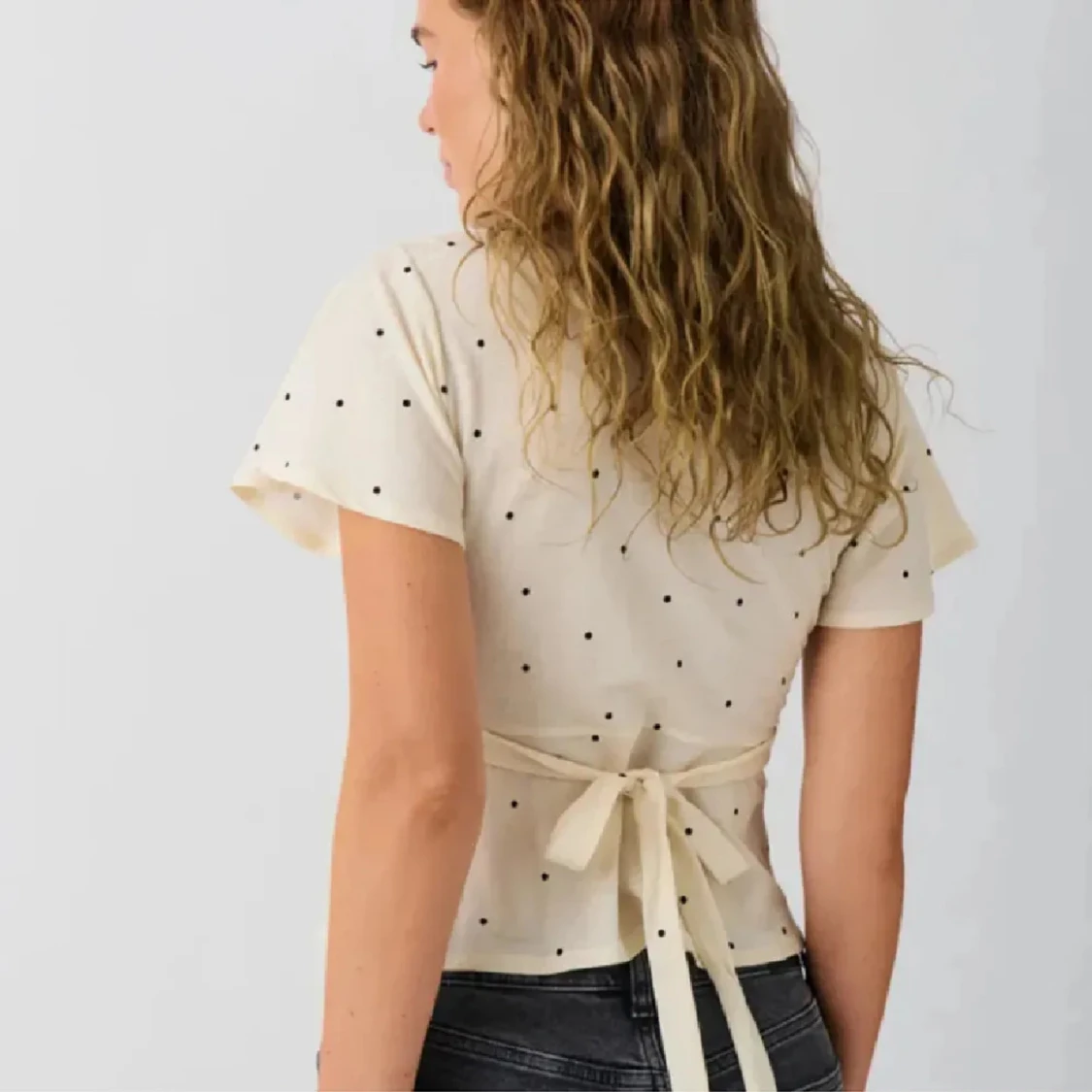 Vit prickig blus med knytband - 1