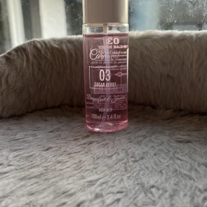 Body Mist Sugar Berry - Fräsch och söt body mist från Caribbean Joe med doften Sugar Berry. Flaskan är genomskinlig med rosa vätska och har en vit spraykork. Perfekt för en uppfriskande känsla under dagen. Liknas sol de janeiro 68