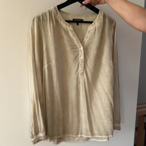 Blus - Super söt blus från Alice Bizous. Har lite paljetter längst ner vid ärmarna🤍