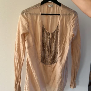 Blus - Super fin blus från DAY Birger Mikkelsen. Har en liten repa framtill, se bild 3🧡