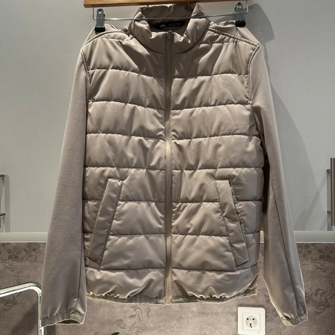 Beige quiltad jacka från Zara